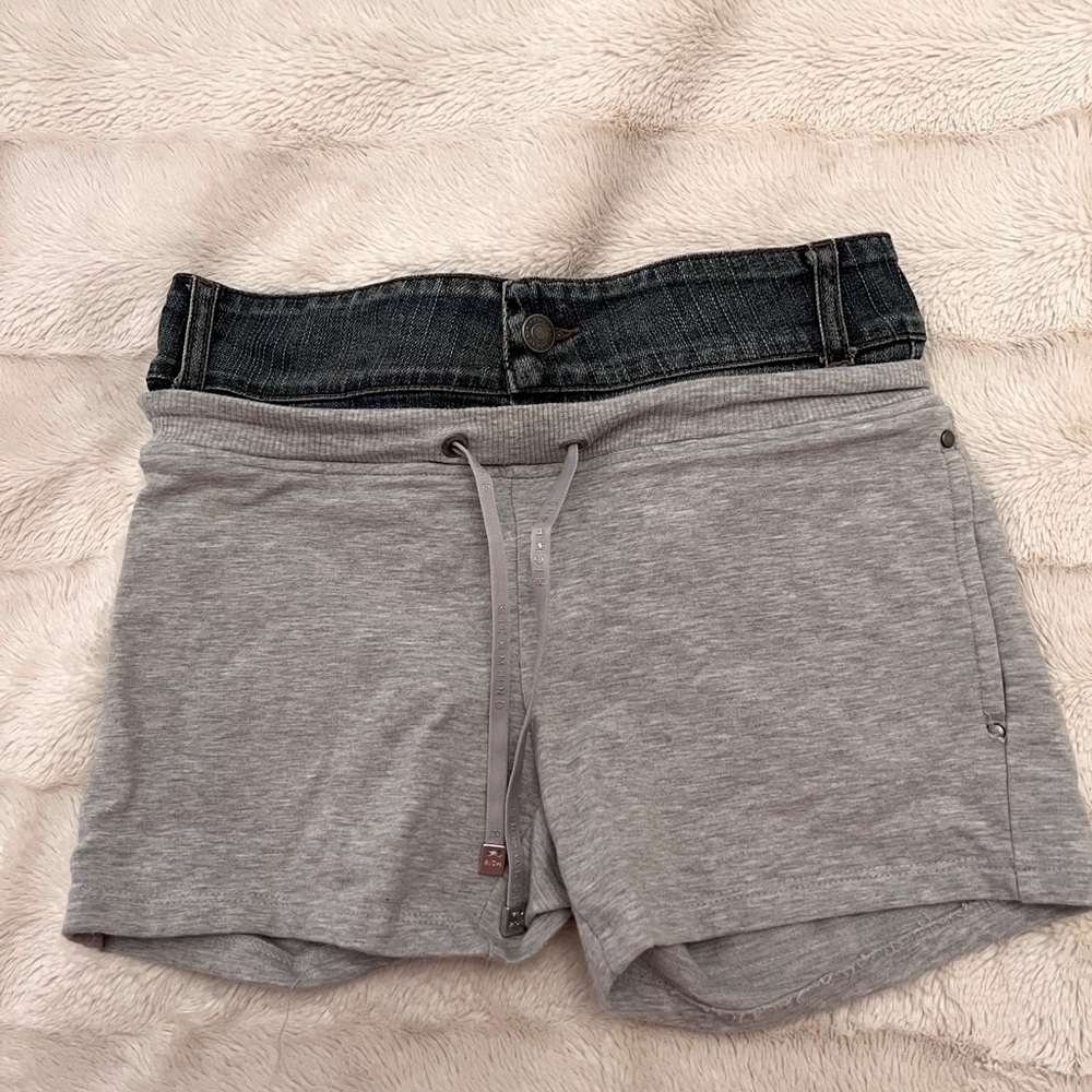 Beautiful Y2K semi jean and sweat short.